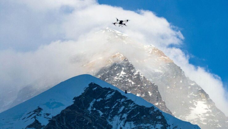 Everest Dağı’nda Dünyanın İlk Drone Teslimatı Yapıldı