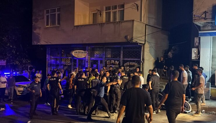 Evini Ateşe Veren Genç, Neredeyse Mahalleyi Yakıyordu: Kalabalığın Elinden Polis Kurtardı