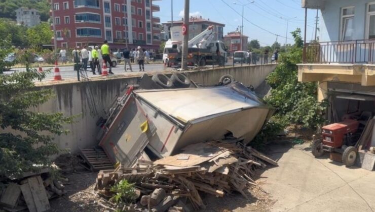 Feci Kaza… Kamyon Evin Bahçesine Uçtu: Çok Sayıda Yaralı Var!