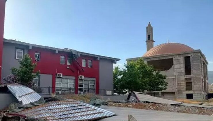 Gaziantep’te Şiddetli Rüzgar Etkili Oldu! Binaların Çatısı Uçtu, Sökülen Çatıların Modülleri Yola Saçıldı