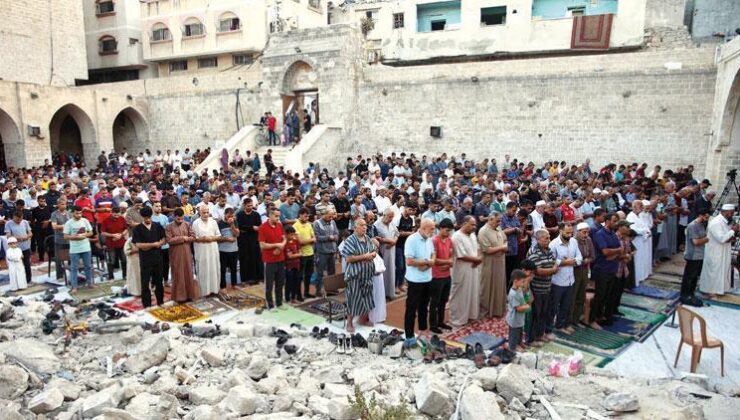 Gazze’de Buruk Bayram… Enkaz Üzerinde Bayram Namazı