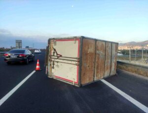 Gebze-Orhangazi-İzmir Otoyolu’nda Kamyonet Devrildi, 2 Kişi Yaralandı