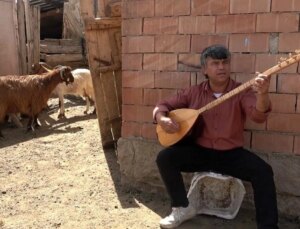 Görme Engelli Çiftçi Koyunlarıyla Bağlama Çalarken Renkli Görüntüler Oluşturuyor