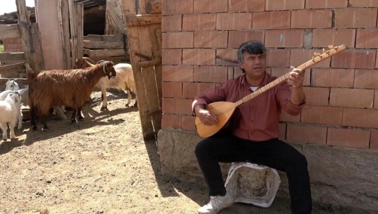 Görme Engelli Çiftçi Koyunlarıyla Bağlama Çalarken Renkli Görüntüler Oluşturuyor