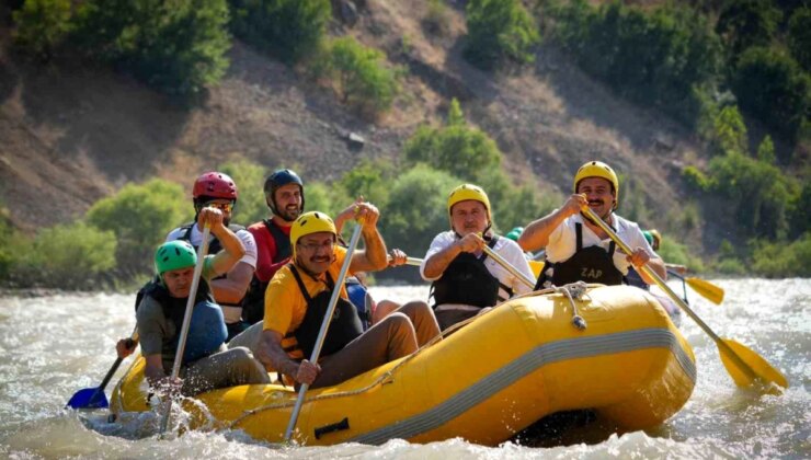 Hakkari Valisi Ali Çelik, Çukurca 5. Foto Safari ve Tabiat Sporları Şenliği’nde Rafting Yaptı