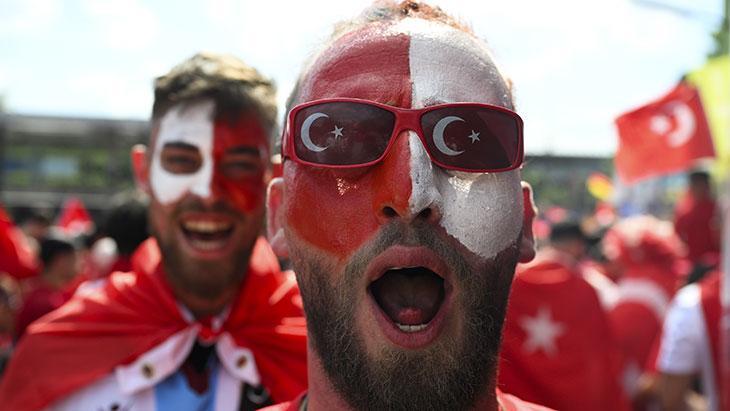 Hamburg’da Türk Etkisi! Maç Öncesi Dev Kortej