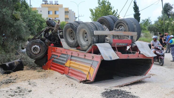 Hatay’da Hafriyat Kamyonu Devrildi: Sürücü Ağır Yaralı