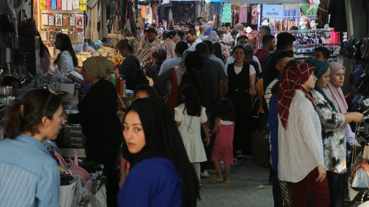 Hatay’da Zelzelenin Yıktığı Çarşıda Eski Günleri Aratmayan Bayram Alışverişi