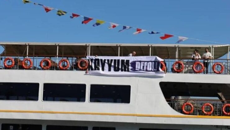 Hdk Üyeleri, Beşiktaş’tan Kadıköy’e Giden Vapura “Kayyum Defol” Yazılı Pankart Astı