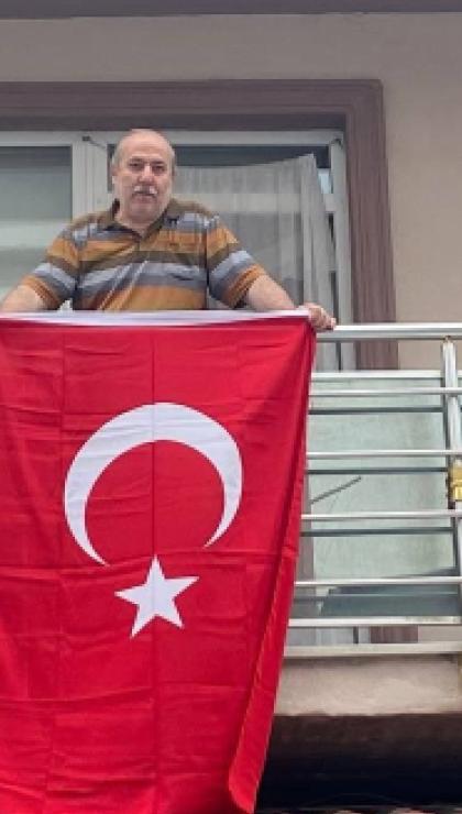 herkes bu fotografi konusuyor bizim cocuklar bayrak asan dayi ile bulustu 2