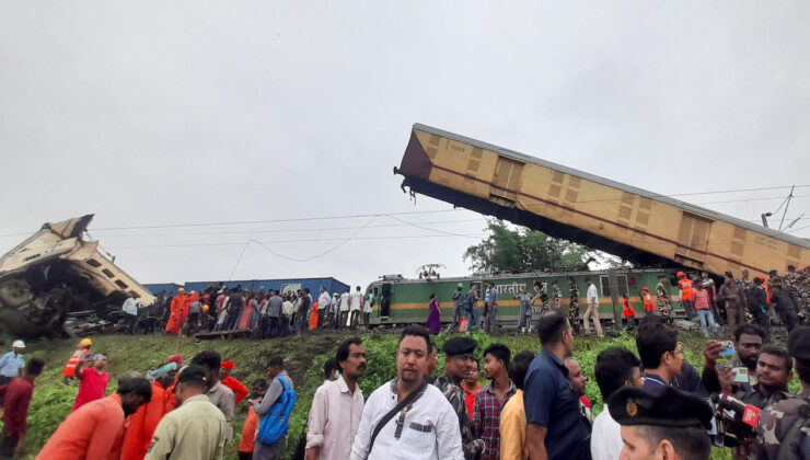 Hindistan’da İki Tren Çarpıştı: 8 Ölü, 25 Yaralı