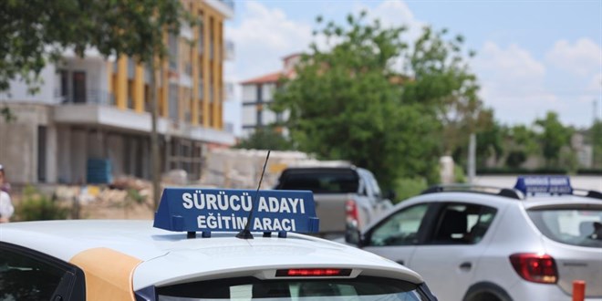 İlk Araç Sürüşünde ‘Eş ve Babadan Hoca Olmaz’ Uyarısı