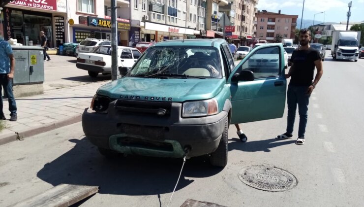 İnegöl’de Cip ile Motosiklet Kafa Kafaya Çarpıştı: 2 Ağır Yaralı