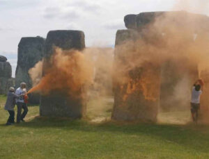 İngiltere’de İklim Eylemcilerinden Protesto: Stonehenge’i Turuncuya Boyadılar