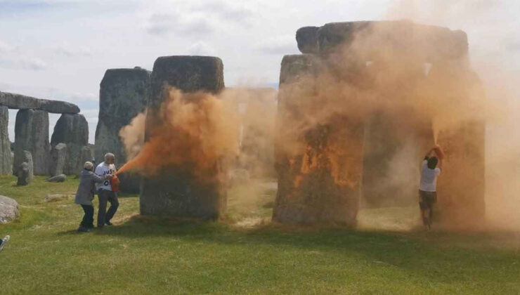 İngiltere’de İklim Eylemcilerinden Protesto: Stonehenge’i Turuncuya Boyadılar