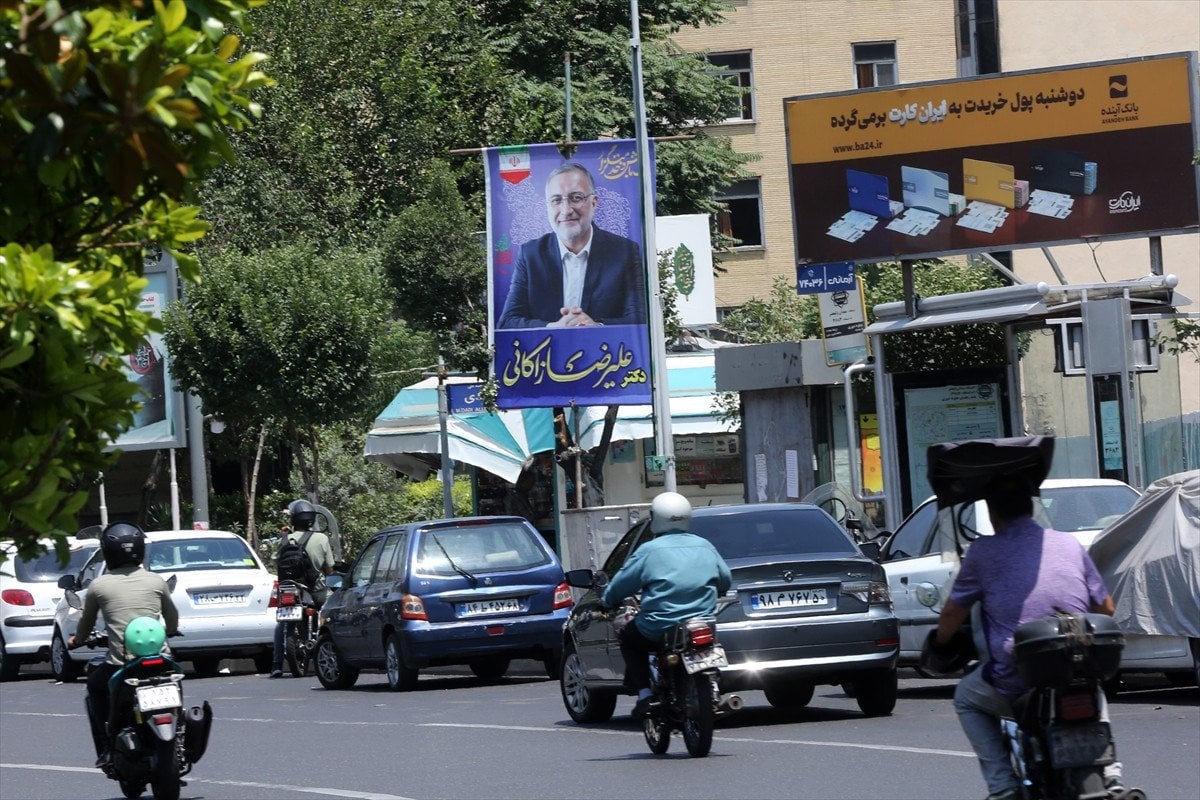 iranda cumhurbaskani adaylarinin afisleri asildi 15 waTyFgCV