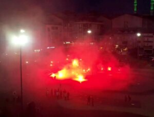 İstanbul’da Taraftar Grubu Havai Fişekli Kutlama Yaptı, Ev ve Ormanda Yangın Çıktı