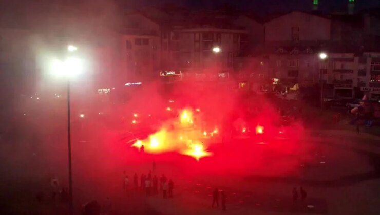 İstanbul’da Taraftar Grubu Havai Fişekli Kutlama Yaptı, Ev ve Ormanda Yangın Çıktı