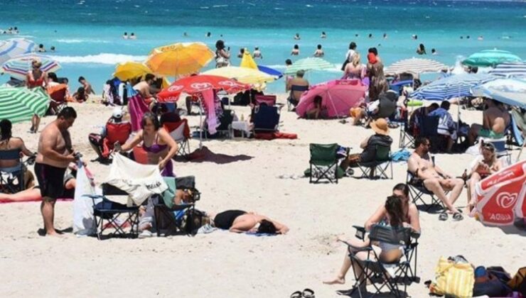 İzmir’in Çeşme İlçesine Gelenler Halk Plajlarına Akın Etti