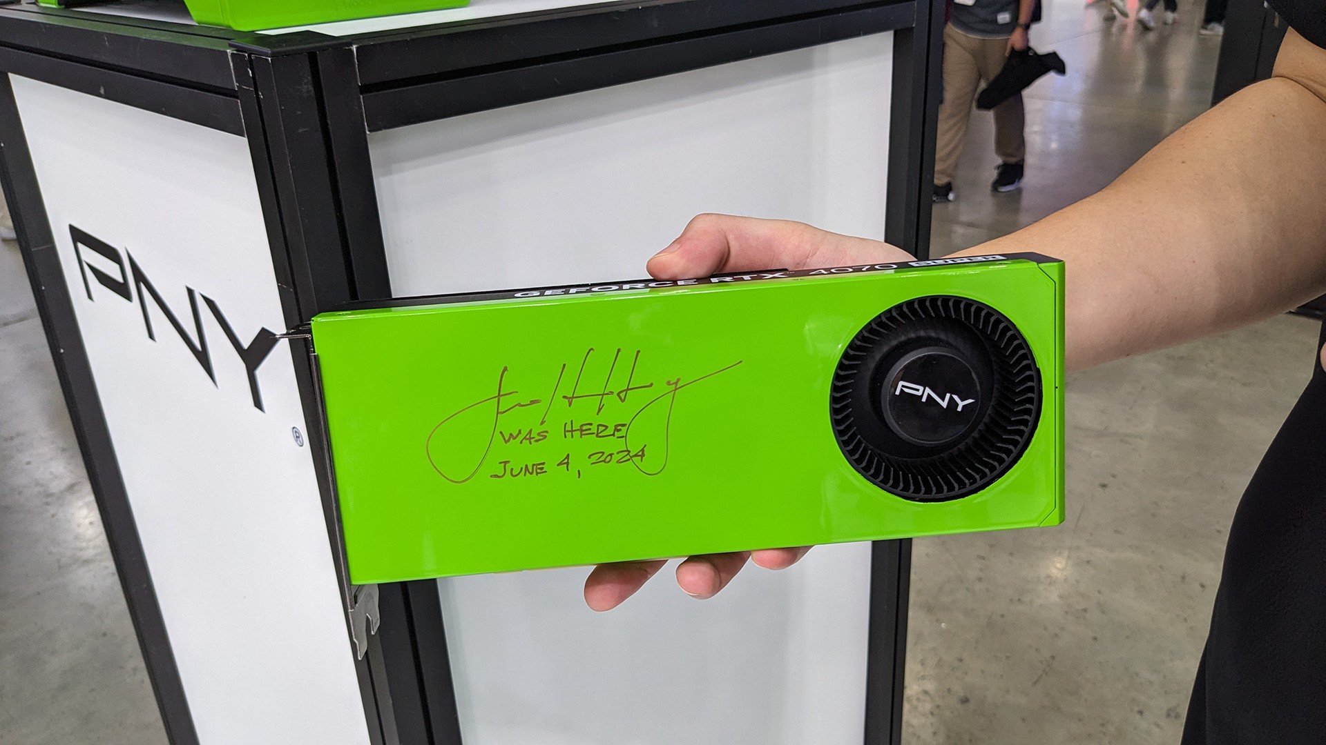 Jensen Huang, Computex’te Blower Fanlı Rtx Ekran Kartını İmzaladı