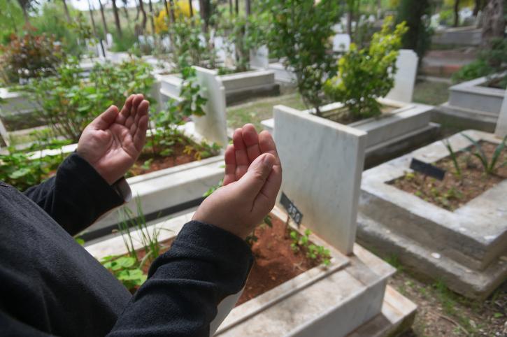 kabir ziyaretinde hangi dualar okunur bayramda kabir mezarlik ziyaretinde okunacak ozel dua arapca okunusu mTFe8Xfm