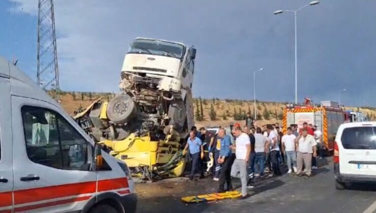 Kamyon, Çarptığı Tır’ın Üstünde Asılı Kaldı: 1 Ölü, 2 Yaralı