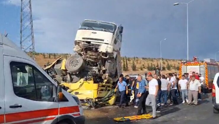 Kamyon Tır’a Çarpıp Askıda Kaldı