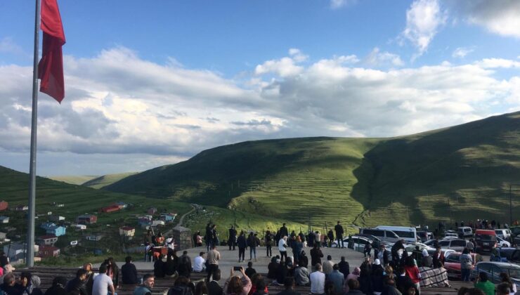 Karadağ’a Atatürk Silueti Yansıdı, Yüzlerce Kişi Akın Etti