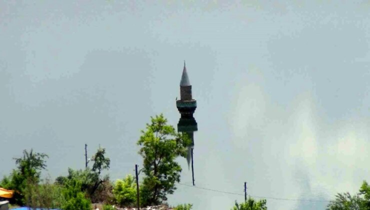 Kars’ta Eski Köy Sular Altında Kalırken, Köyden Sadece Caminin Minaresi Kaldı