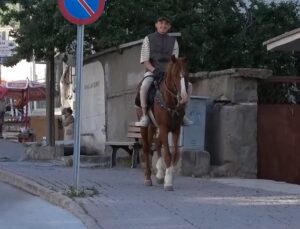 Kentin Ortasında Atla Gezintiye Çıktı, Vatandaşların İlgi Odağı Oldu