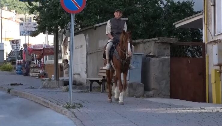 Kentin Ortasında Atla Gezintiye Çıktı, Vatandaşların İlgi Odağı Oldu