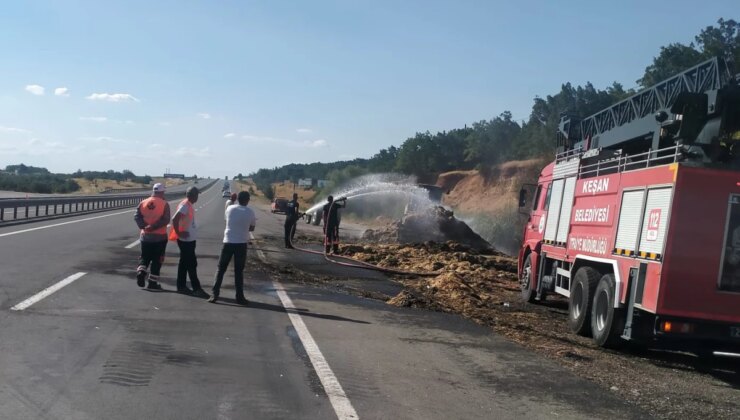 Keşan’da Traktöre Bağlı Römorklardaki Saman Balyaları Yanarak Kül Oldu