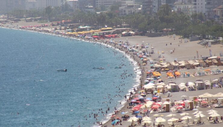 Konyaaltı Kıyısı’nda Bayram Yoğunluğu