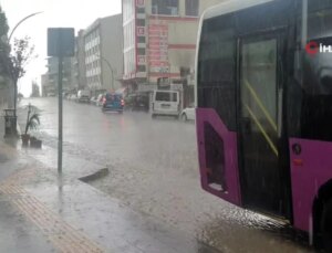 Kuvvetli Sağanak Yağış ve Dolu Dolu Etkili Oldu: Yollar Dereye Döndü