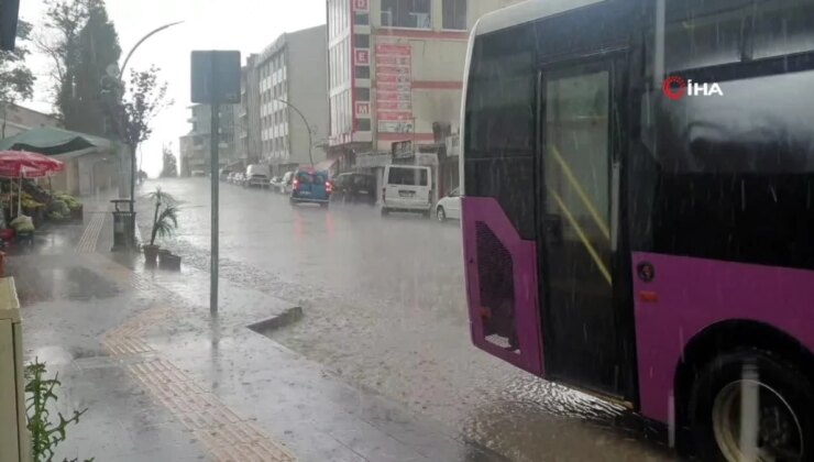 Kuvvetli Sağanak Yağış ve Dolu Dolu Etkili Oldu: Yollar Dereye Döndü