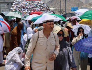 Mekke’de Hava Sıcaklığı 52 Dereceyi Buldu: ‘Hac Ziyaretinde 1000’i Aşkın Kişi Öldü’