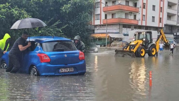 Meteoroloji Uyarmıştı! Artvin’de Şiddetli Sağanak; Yollar Göle Döndü