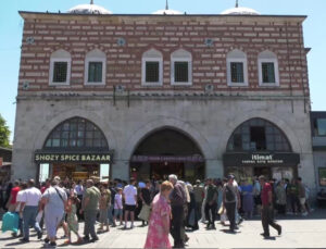 Mısır Çarşısı’nda Alışverişe Tepki: ‘Herkes Eminönü’ne Geliyor, 9-10 Bin TL’yi Verip Gidiyor’