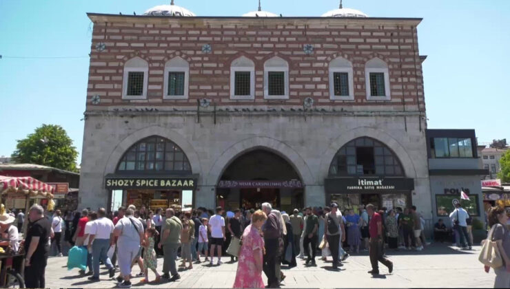 Mısır Çarşısı’nda Alışverişe Tepki: ‘Herkes Eminönü’ne Geliyor, 9-10 Bin TL’yi Verip Gidiyor’