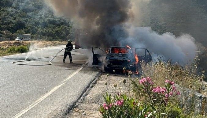 Muğla’da Otomobil Alev Topuna Döndü! Yangın Yol Kenarına Kadar Sıçradı