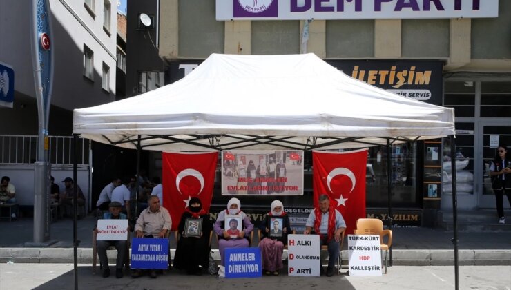 Muş’ta Çocuklarını Dağa Kaçırılan Aileler Dem Parti İl Başkanlığı Binası Önünde Aksiyonlarına Devam Ediyor