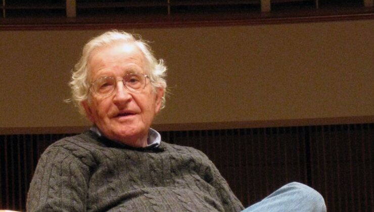 Öldüğü Söylentisi Yayılmıştı: Noam Chomsky, Tedavi Gördüğü Hastaneden Taburcu Edildi