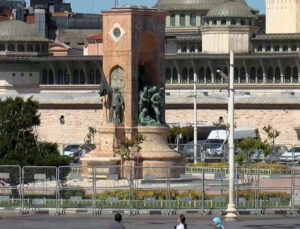 Onur Yürüyüşüne Valilik Mahzuru: Taksim’e Çıkan Yollar ve Metro Durakları Kapatıldı