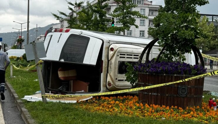 Ordu’da Feci Kaza! Minibüs Aydınlatma Direğine Çarptı: 1 Ölü, 4 Yaralı