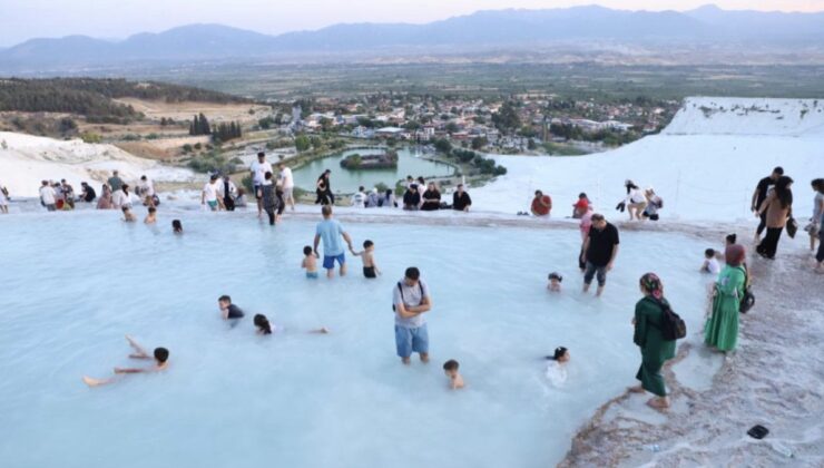 Pamukkale’yi 4 Günde Yaklaşık 32 Bin Ziyaretçi Gezdi