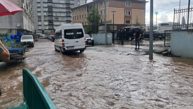 Rize’yi Sağanak Vurdu, Yollar Göle Döndü