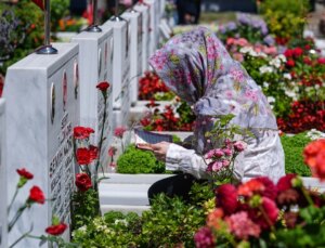 Şehit Aileleri Bayramın İlk Gününde Edirnekapı Şehitliği’ni Ziyaret Etti