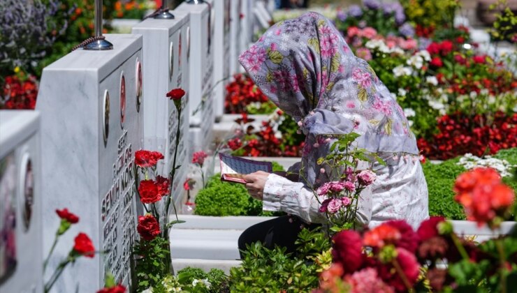 Şehit Aileleri Bayramın İlk Gününde Edirnekapı Şehitliği’ni Ziyaret Etti