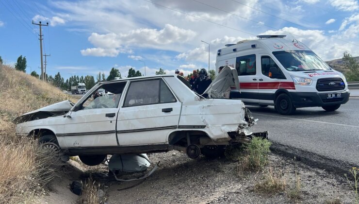 Sivas’ta Otomobil Şarampole Devrildi: 2’si Çocuk 5 Kişi Yaralandı