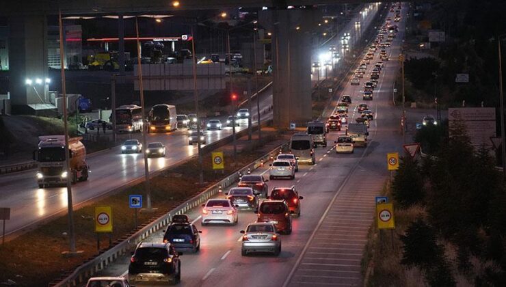 Tatilciler Dönüyor! 43 İlin Geçiş Güzergahında Trafik Yoğunluğu